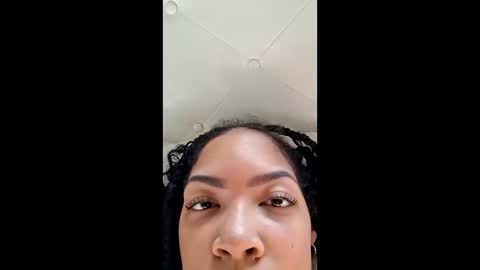 vanessareign online show from 10-04-25, 03:32
