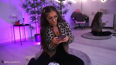 Vanessa Simon online show from 01-03-25, 06:22