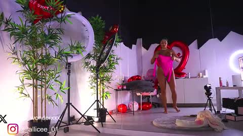 Vanessa Simon online show from 02-16-25, 07:04