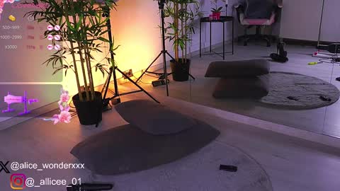 Vanessa Simon online show from 03-04-25, 01:06