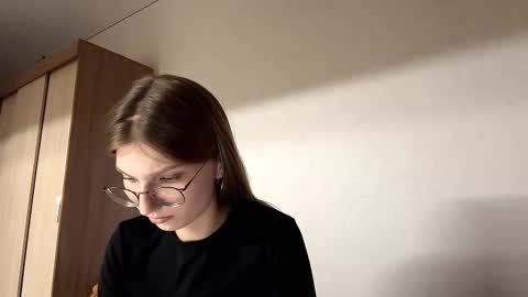 Snapshot of vanfinster chatting on 11-26-25, 05:14 Kim online show from 11-26-25, 05:14