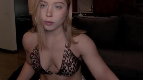 Snapshot of vanillalivitski chatting on 11-06-25, 01:12 Vanilla online show from 11-06-25, 01:12