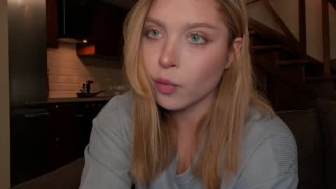 Snapshot of vanillalivitski chatting on 11-19-25, 01:33 Vanilla online show from 11-19-25, 01:33