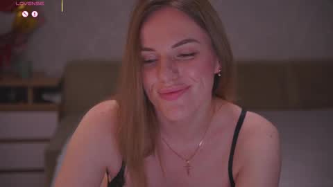 Snapshot of vanille_mystery chatting on 12-19-25, 03:19 Sophie online show from 12-19-25, 03:19