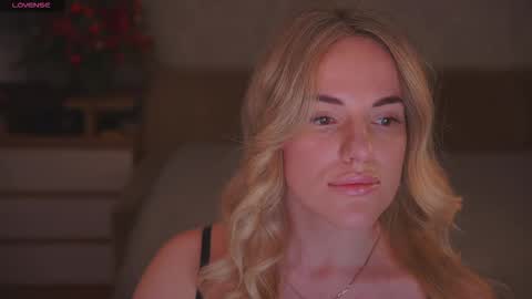 Snapshot of vanille_mystery chatting on 01-09-26, 02:25 Sophie online show from 01-09-26, 02:25