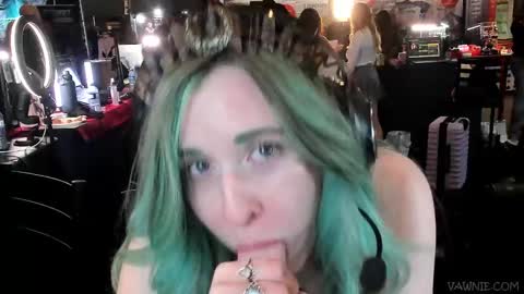 Snapshot of vawnievoulphie chatting on 10-18-25, 01:41 Vawnie Voulphie online show from 10-18-25, 01:41
