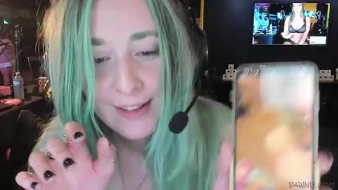 Snapshot of vawnievoulphie chatting on 10-19-25, 05:24 Vawnie Voulphie online show from 10-19-25, 05:24