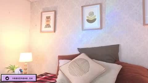 Vee Simons online show from 12-17-25, 07:42