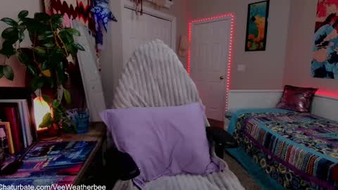 Snapshot of veeweatherbee chatting on 12-25-24, 01:20 Violet Weatherbee online show from 12-25-24, 01:20