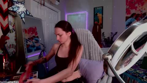 Snapshot of veeweatherbee chatting on 09-16-25, 11:28 Violet Weatherbee online show from 09-16-25, 11:28