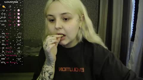 Snapshot of vendymories chatting on 10-08-25, 11:19 eva 3 online show from 10-08-25, 11:19