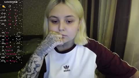 Snapshot of vendymories chatting on 10-30-25, 11:05 eva 3 online show from 10-30-25, 11:05