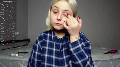 Snapshot of vendymories chatting on 12-13-25, 10:04 eva 3 online show from 12-13-25, 10:04