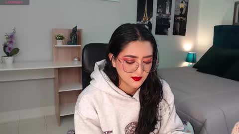 Mia online show from 09-09-25, 12:37