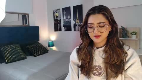 Mia online show from 09-29-25, 12:21