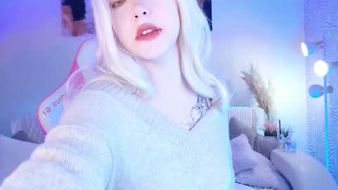 Mia online show from 10-01-25, 06:19
