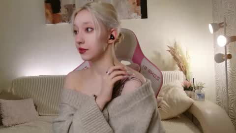 Snapshot of vergin_smell chatting on 10-18-25, 06:16 Mia online show from 10-18-25, 06:16