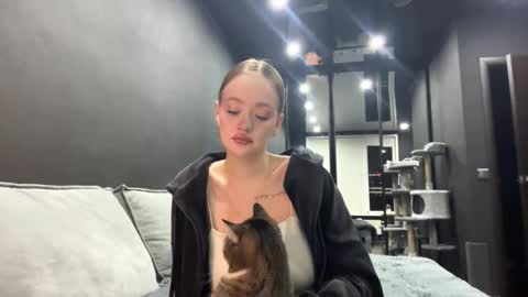 Snapshot of vestaszanto chatting on 10-28-25, 04:09 Esta online show from 10-28-25, 04:09