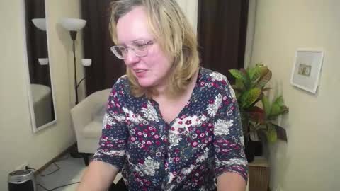 Snapshot of vestawoody chatting on 11-15-25, 01:18 vestawoody online show from 11-15-25, 01:18