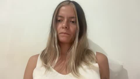 Snapshot of viajemos chatting on 03-30-26, 11:28 papichulo y mamichula online show from 03-30-26, 11:28