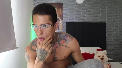 Snapshot of vicctorzc chatting on 02-24-25, 06:04 Victor cardenas online show from 02-24-25, 06:04