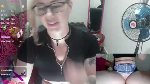 Snapshot of vickysexyx chatting on 10-21-25, 08:20 Valentina online show from 10-21-25, 08:20