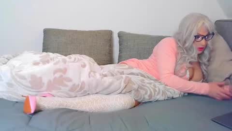 Snapshot of vickyvickge chatting on 02-17-25, 01:21 Vicky online show from 02-17-25, 01:21