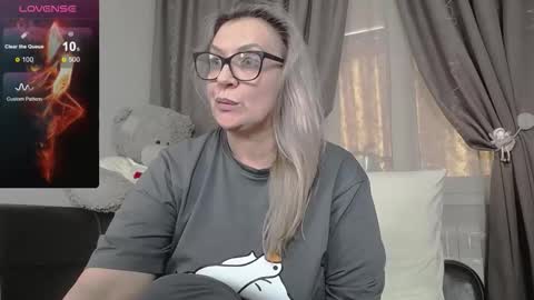 Snapshot of victoria50 chatting on 10-14-25, 07:31 victoria50 online show from 10-14-25, 07:31