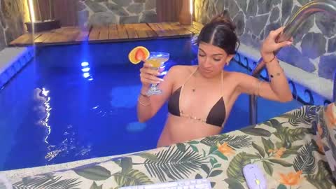 Snapshot of victoria_joliegb chatting on 01-17-25, 04:47 Victoria Lozano online show from 01-17-25, 04:47