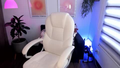 Snapshot of victoria_korss chatting on 03-06-25, 01:35 Victoria online show from 03-06-25, 01:35