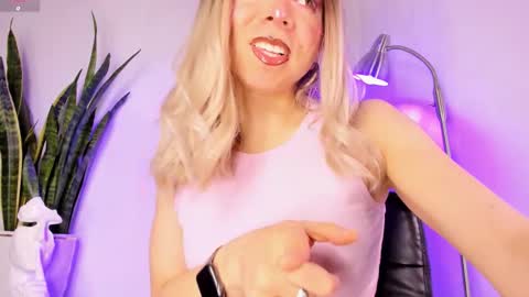 D A N I online show from 10-27-25, 04:22