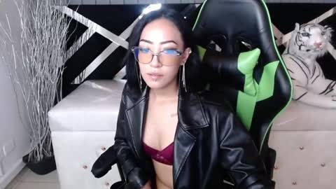 Victoria  online show from 01-11-25, 04:57