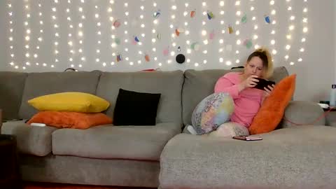 Victoria and Jesse online show from 12-21-24, 03:03