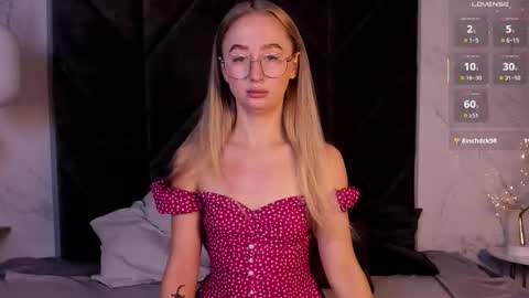 Snapshot of victorialight chatting on 10-15-25, 06:13 Victoria online show from 10-15-25, 06:13