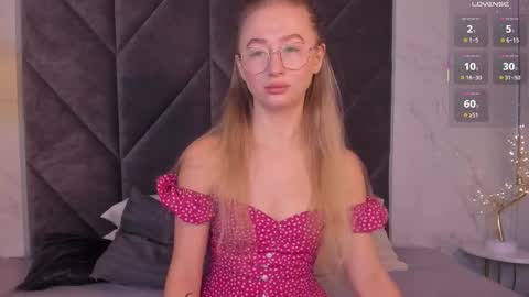 Snapshot of victorialight chatting on 10-21-25, 06:03 Victoria online show from 10-21-25, 06:03