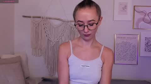 Snapshot of victorialight chatting on 10-22-25, 05:52 Victoria online show from 10-22-25, 05:52