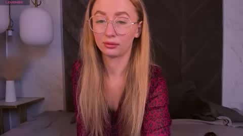 Snapshot of victorialight chatting on 11-10-25, 05:50 Victoria online show from 11-10-25, 05:50