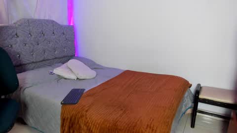 Snapshot of victoriathomponss chatting on 01-06-25, 04:44 Victoria online show from 01-06-25, 04:44