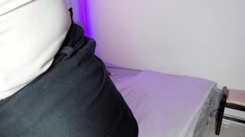 Snapshot of victoriathomponss chatting on 02-12-25, 05:16 Victoria online show from 02-12-25, 05:16