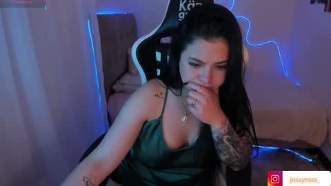 Snapshot of victoryyy__ chatting on 10-21-25, 03:40 V I C T O R I A online show from 10-21-25, 03:40