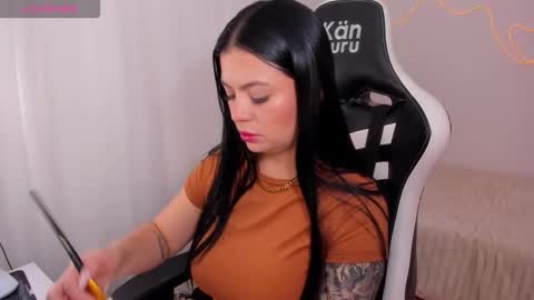 Snapshot of victoryyy__ chatting on 11-13-25, 04:50 V I C T O R I A online show from 11-13-25, 04:50