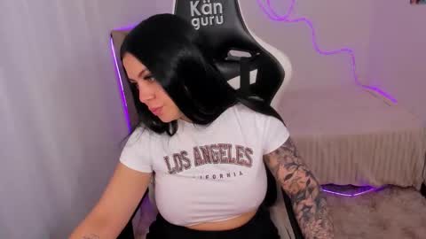 Snapshot of victoryyy__ chatting on 11-15-25, 04:25 V I C T O R I A online show from 11-15-25, 04:25