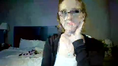 Snapshot of vimonroe chatting on 10-19-25, 04:24 Adori online show from 10-19-25, 04:24