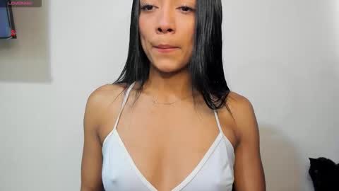 Snapshot of vinaly_y chatting on 11-17-25, 10:15 Vinaly online show from 11-17-25, 10:15