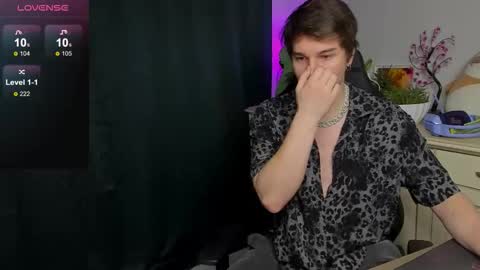 Snapshot of vincent__strong chatting on 10-13-25, 08:58 Vincent Strong online show from 10-13-25, 08:58