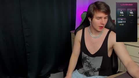 Snapshot of vincent__strong chatting on 10-18-25, 08:04 Vincent Strong online show from 10-18-25, 08:04