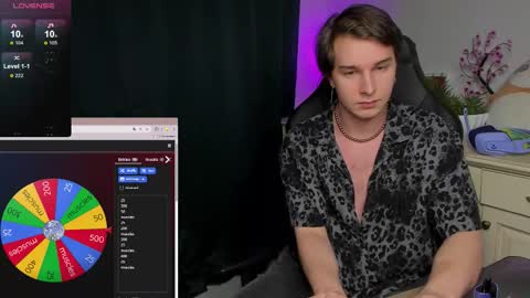 Snapshot of vincent__strong chatting on 10-24-25, 01:29 Vincent Strong online show from 10-24-25, 01:29