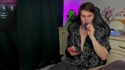 Snapshot of vincent__strong chatting on 10-26-25, 08:42 Vincent Strong online show from 10-26-25, 08:42