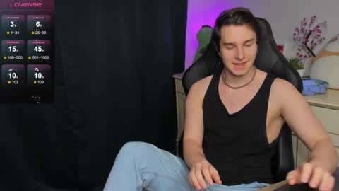 Snapshot of vincent__strong chatting on 11-02-25, 08:17 Vincent Strong online show from 11-02-25, 08:17