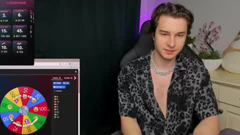 Snapshot of vincent__strong chatting on 11-16-25, 09:04 Vincent Strong online show from 11-16-25, 09:04